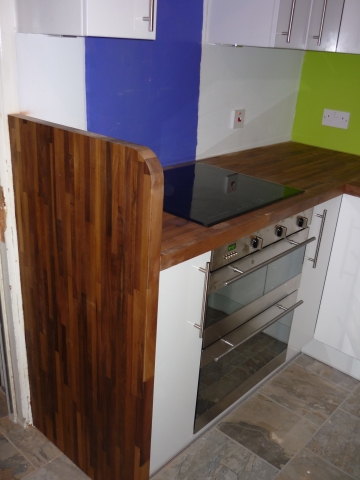 Built-in oven housing and worktop end panel