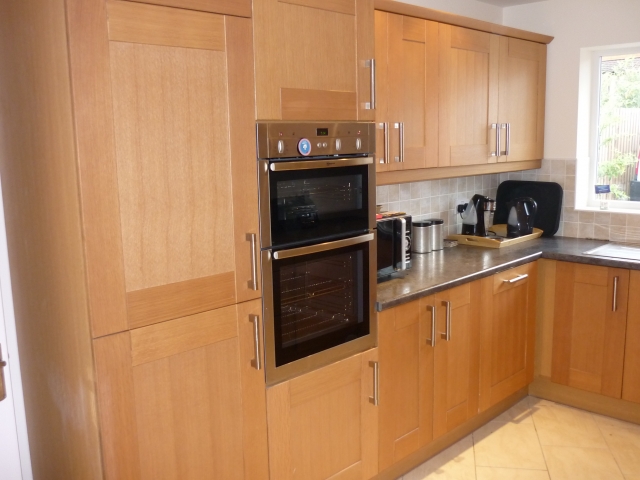 Oak-effect units with a built-in double oven